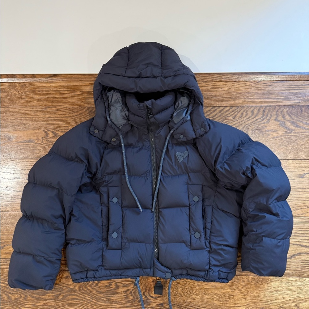 The ARRIVALS puffer jacket in black. Super warm and stylish